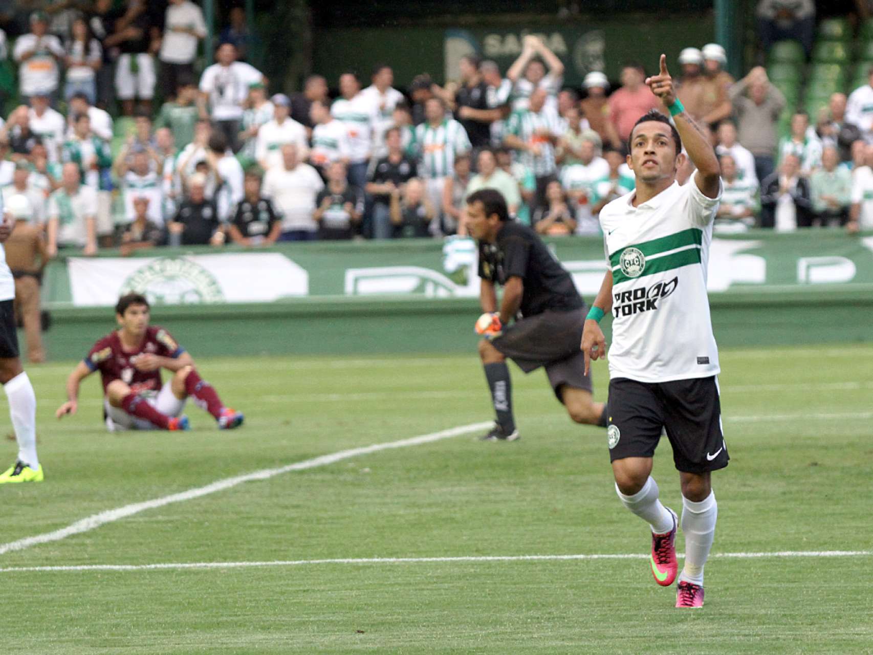 No litoral, Coxa tenta manter a ponta na tabela