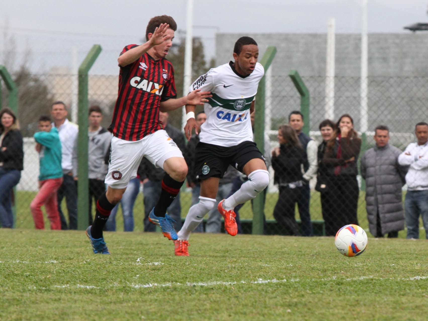 Sub-17 empata na decis�o