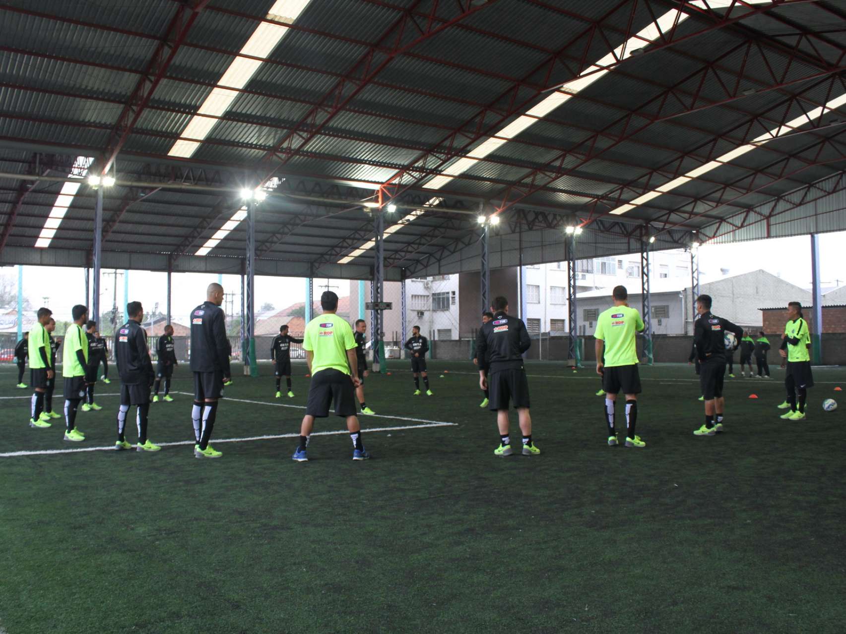 Coxa treina em gramado sint�tico