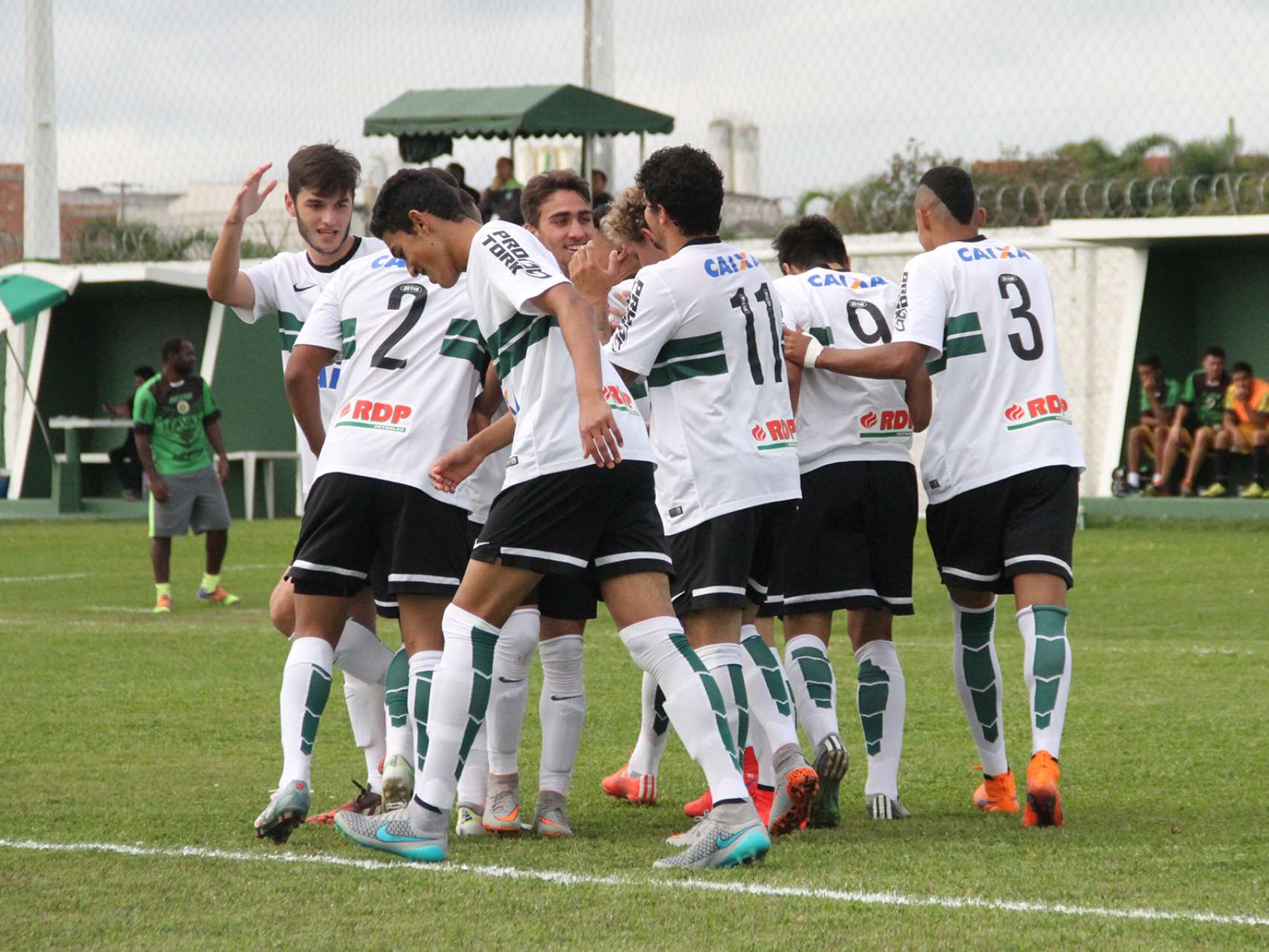 Sub-19 mant�m lideran�a