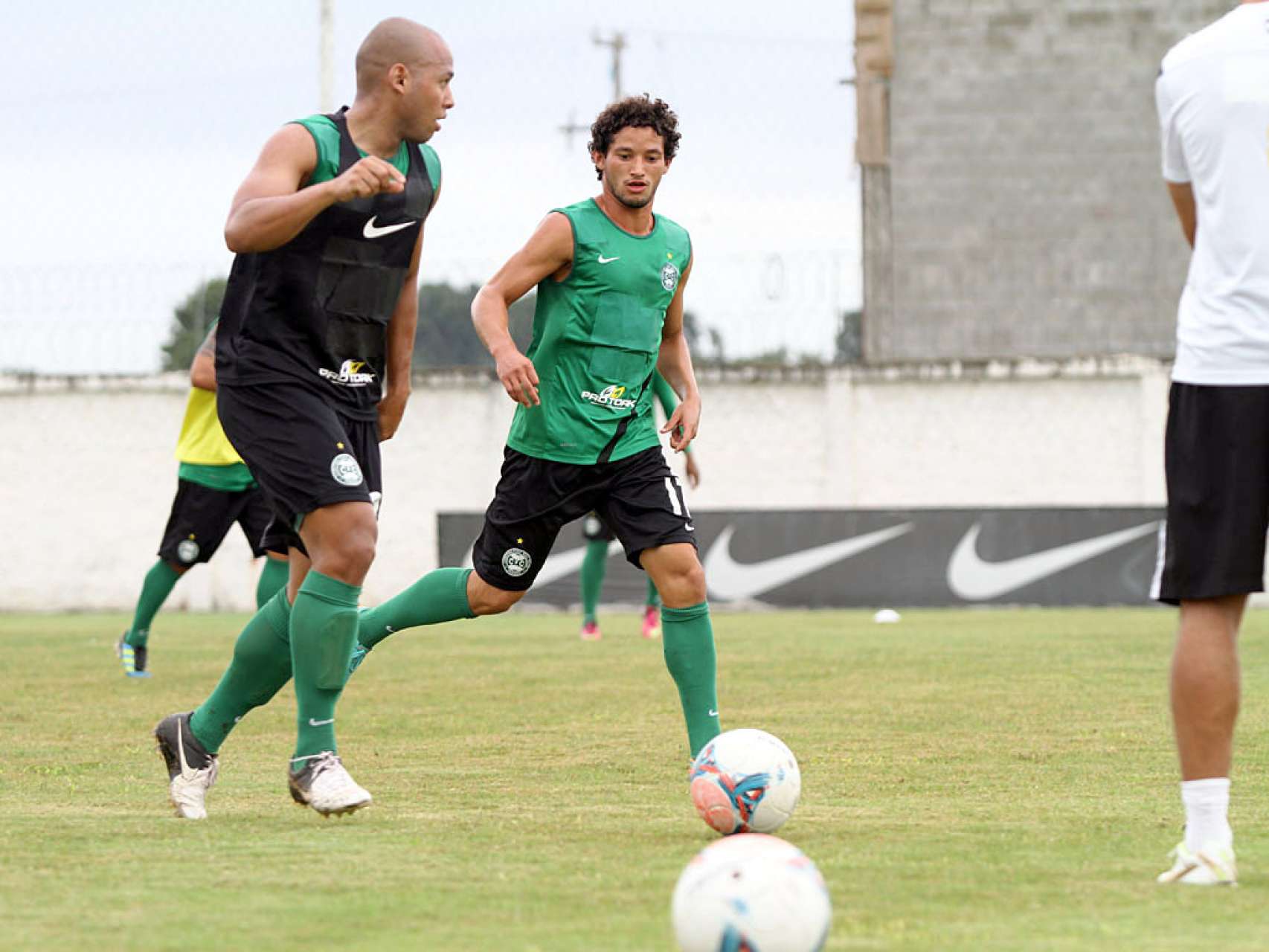 Sergio Manoel faz seu primeiro treino com bola
