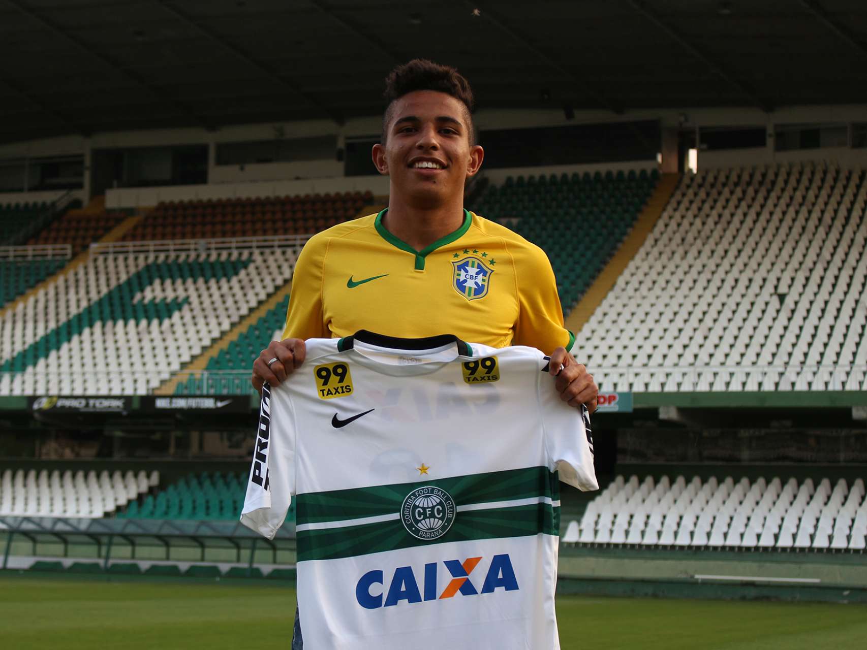 Com um p� no mundial