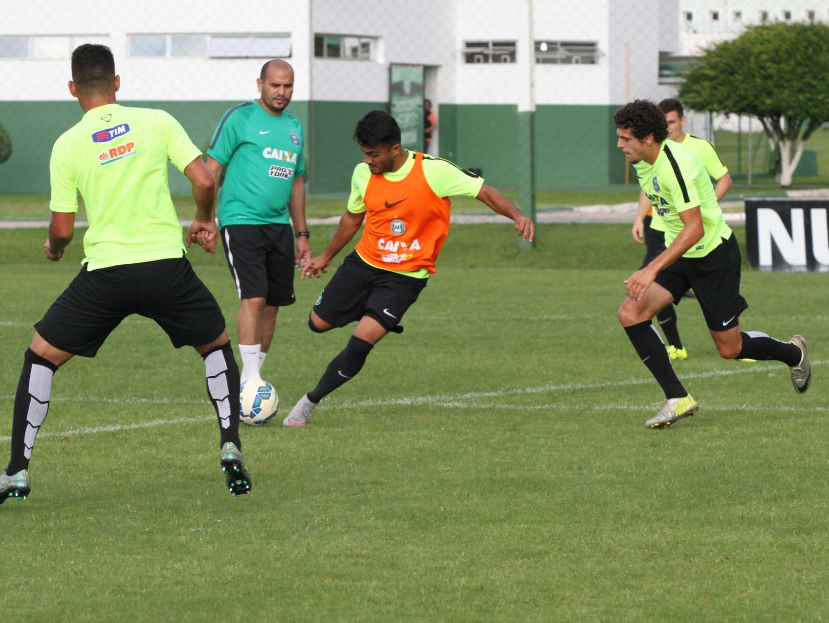 Elenco se reapresenta nesta ter�a