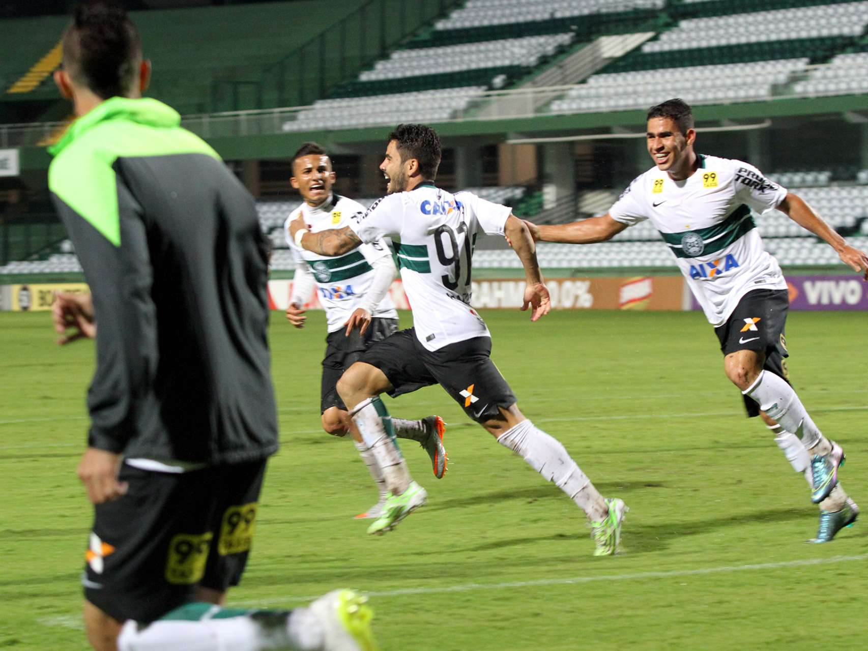 Coxa vence e sai da ZR