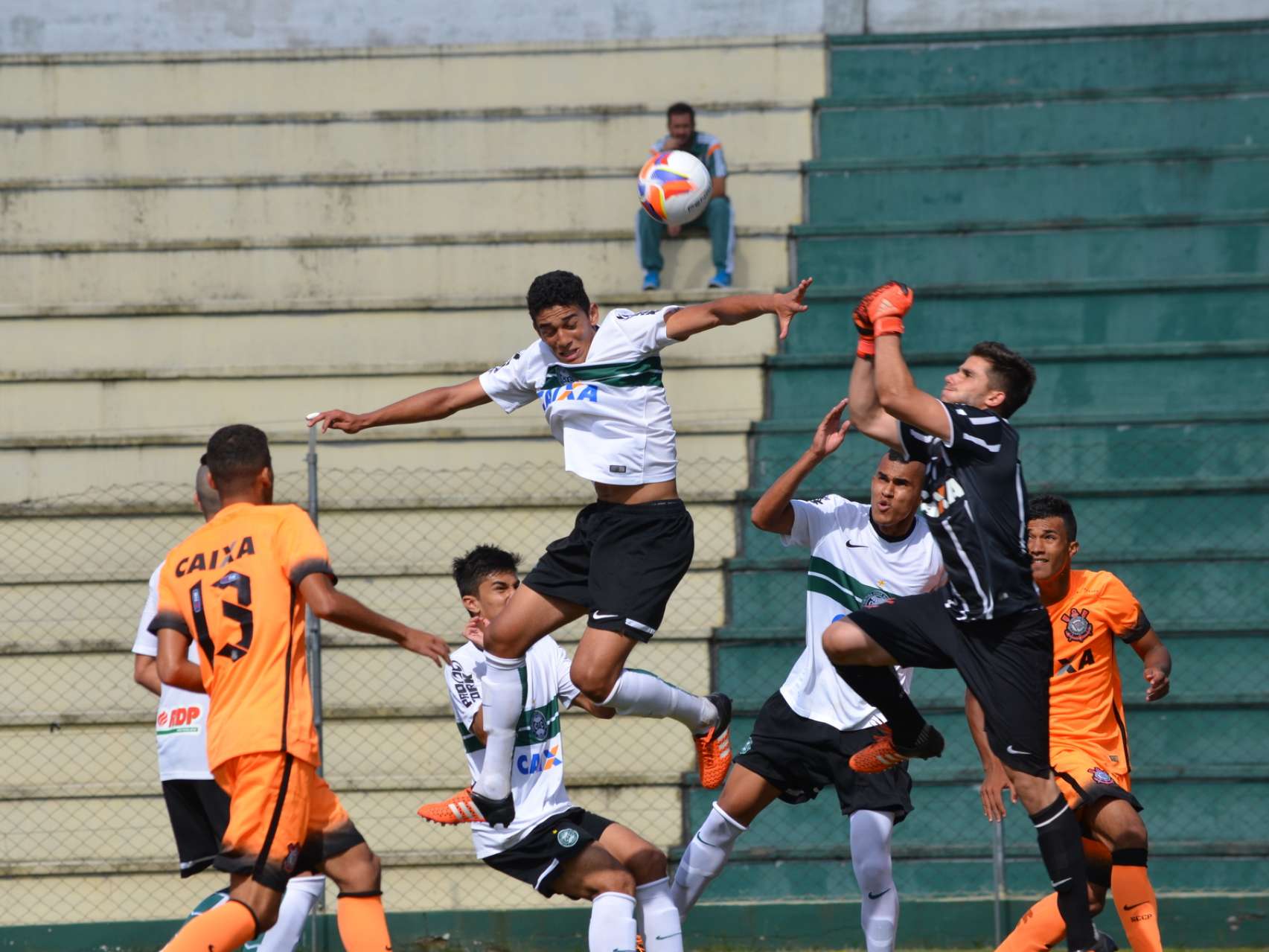 Coxa trope�a na estreia