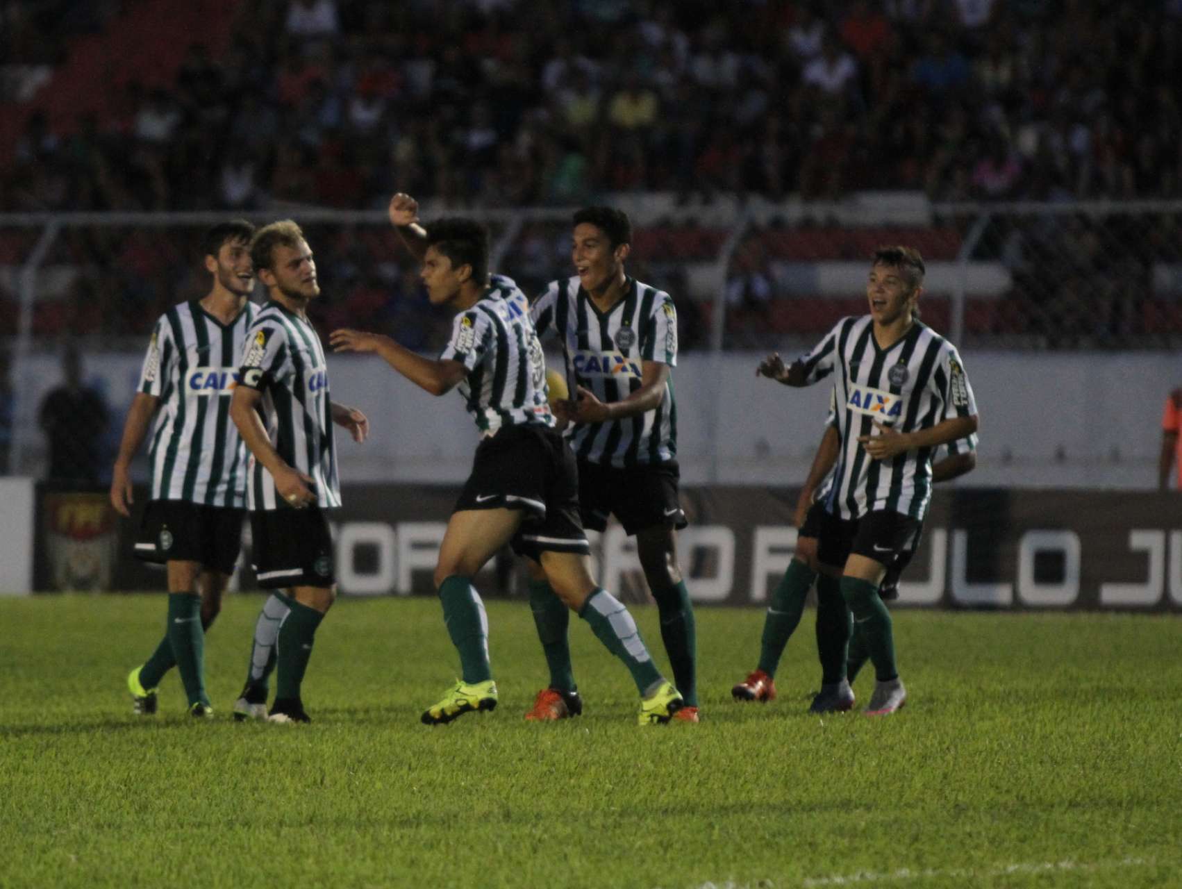 Coxa vence a terceira