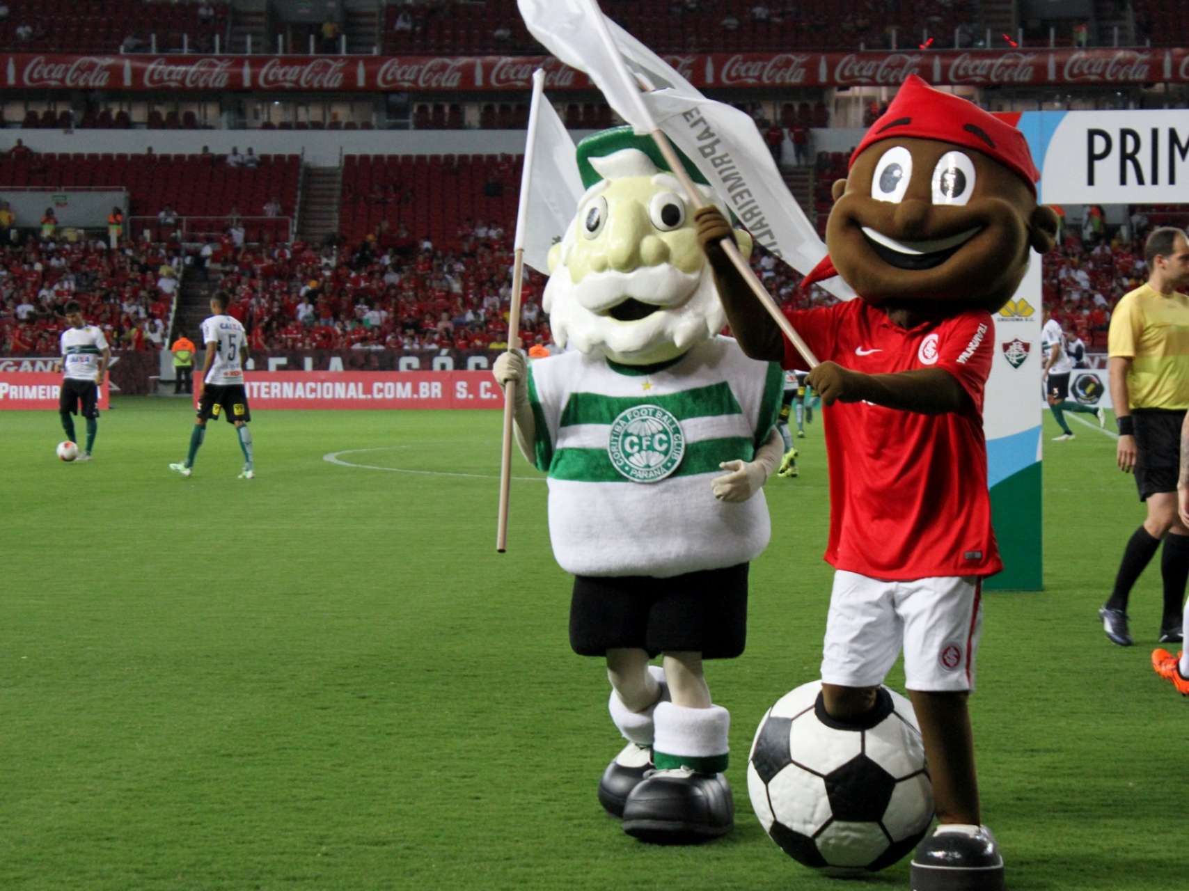 Mascotes em campo novamente