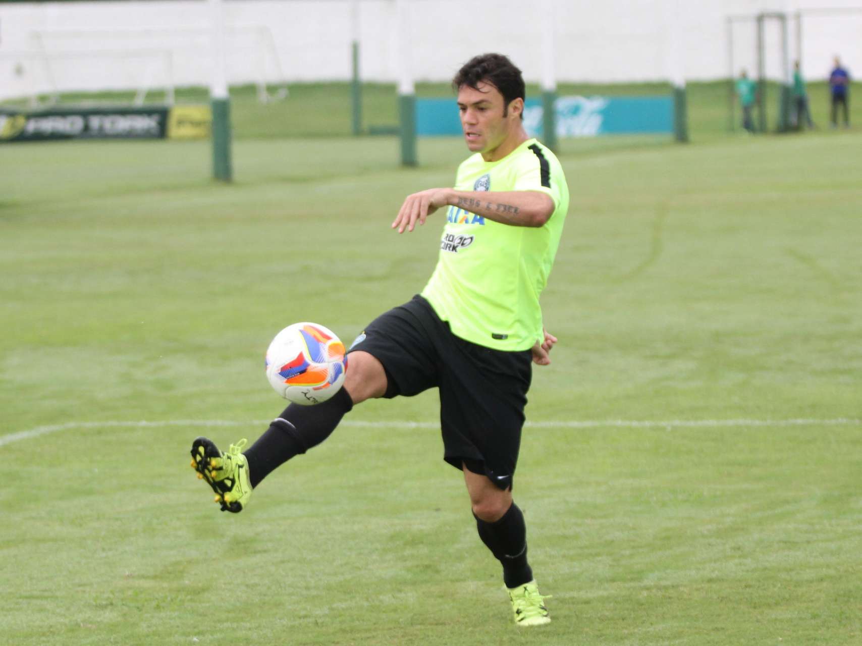 Kl�ber fora do jogo