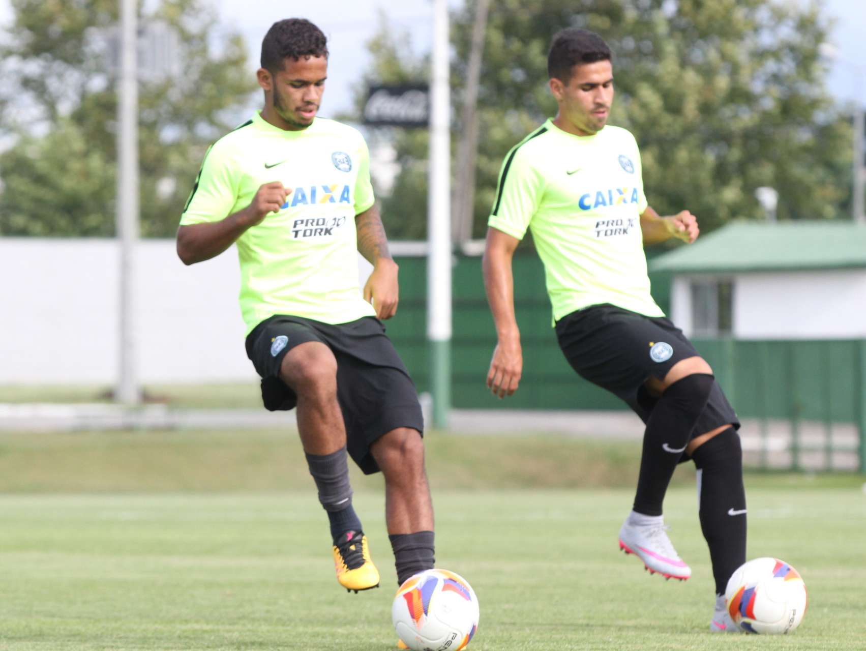 Evandro treina em campo