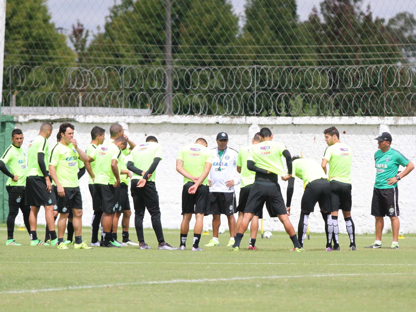Elenco inicia atividades