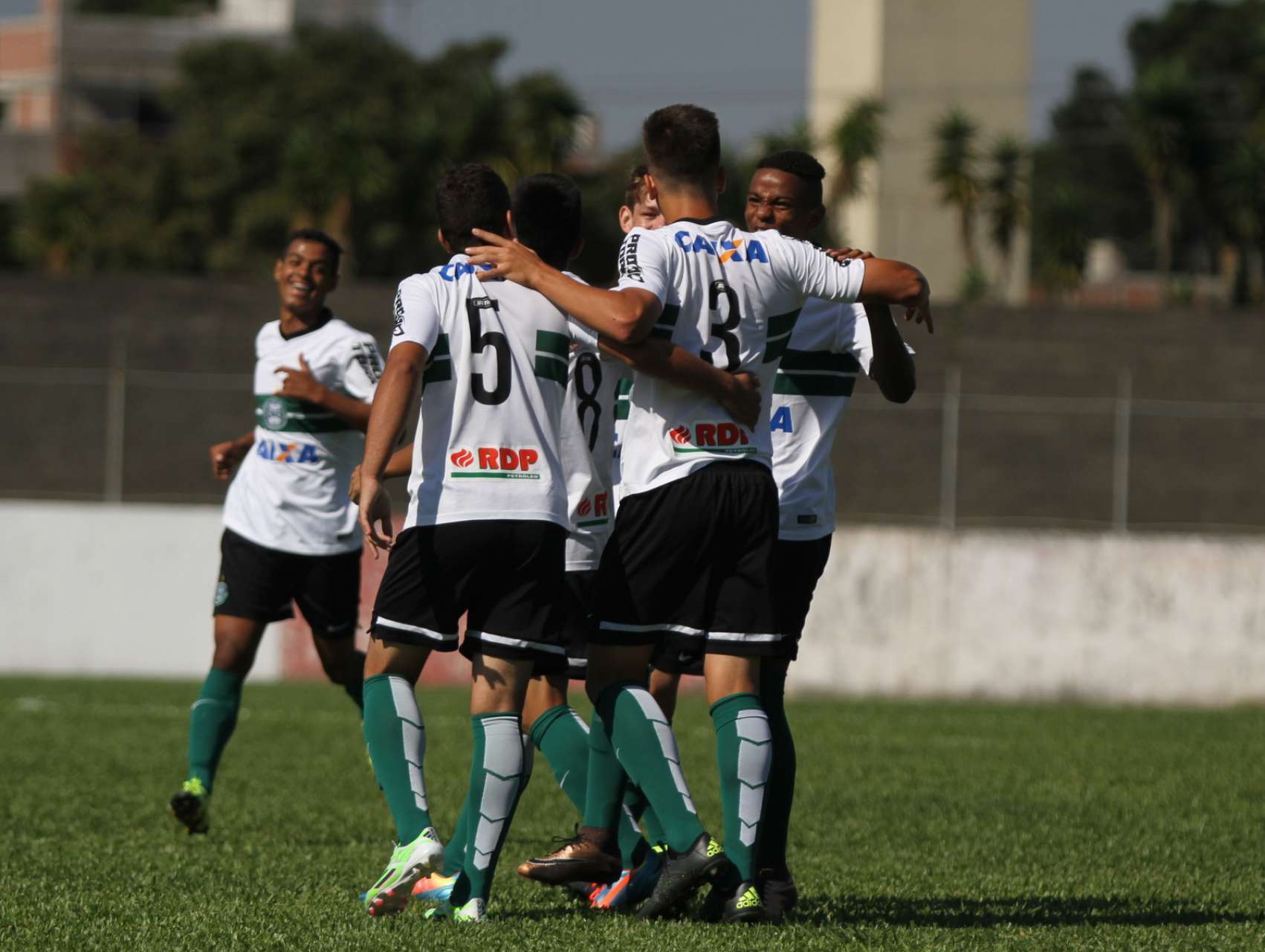 Coxa faz 9 a 1 no Paran�