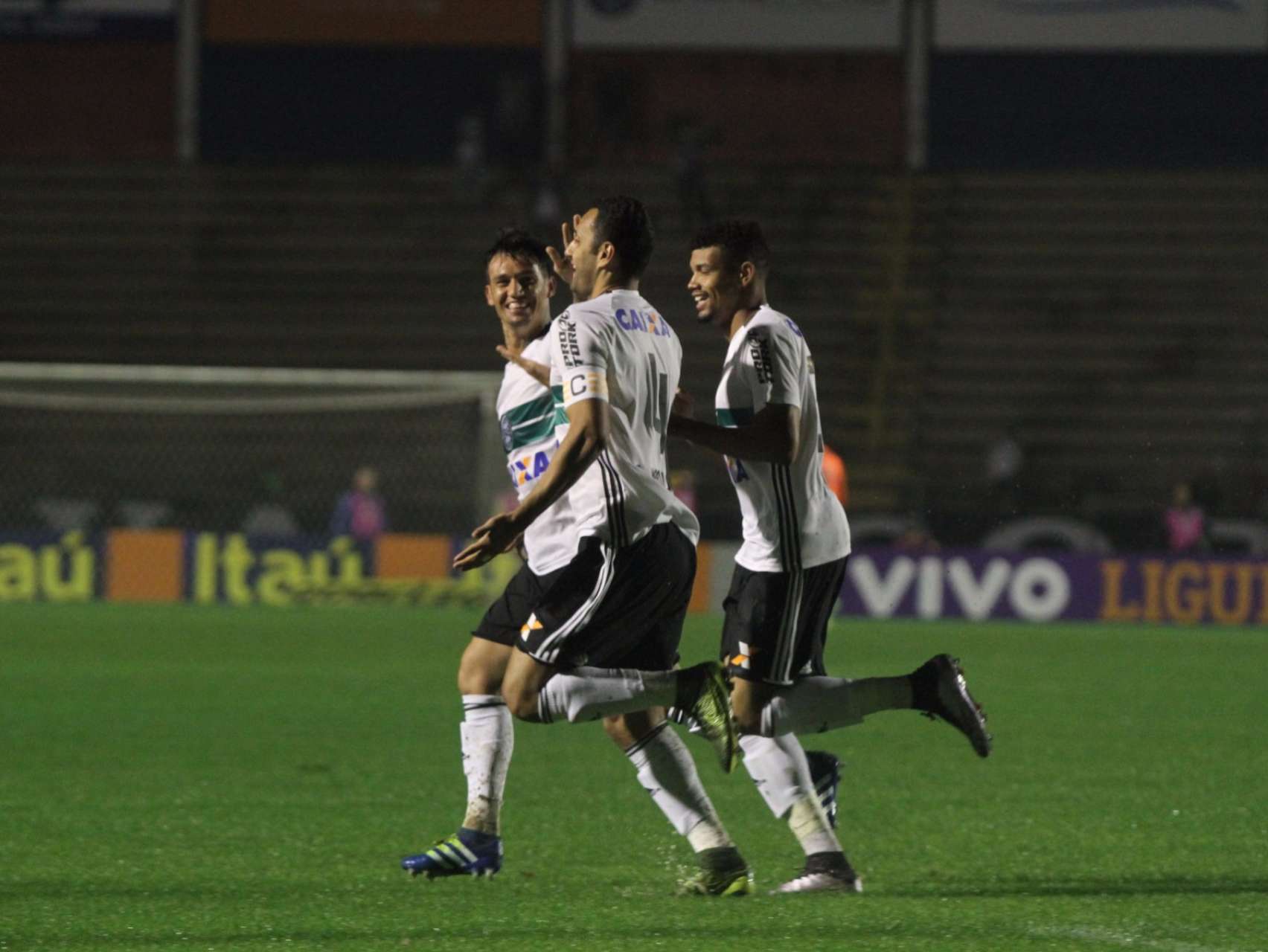 Coxa sofre rev�s na Vila