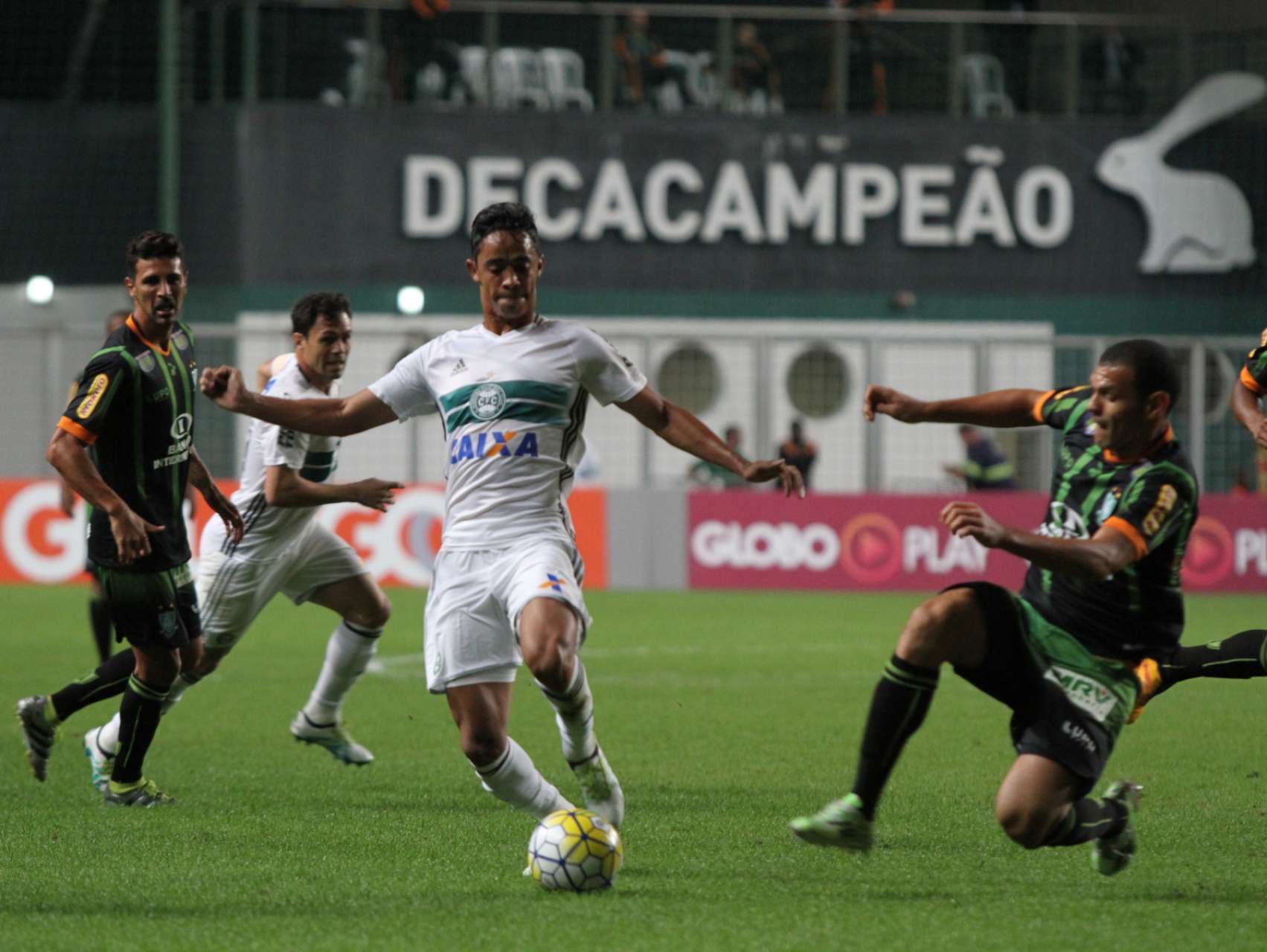 Coxa sofre rev�s