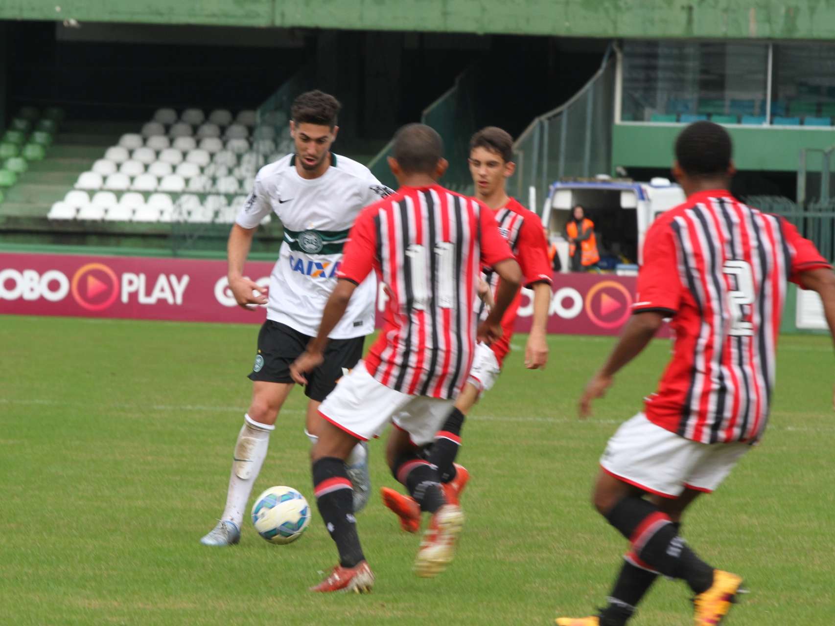 J� classificado para semi, Coxa Sub-20 sofre rev�s