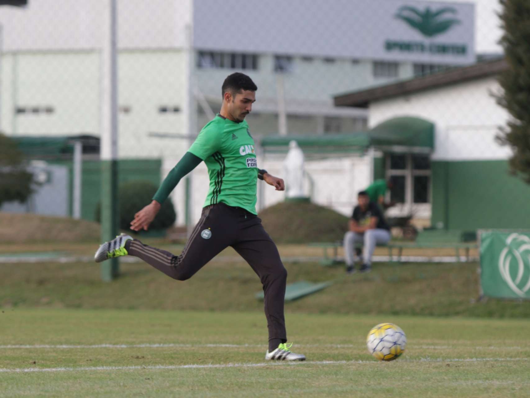 Alan Santos treina em campo